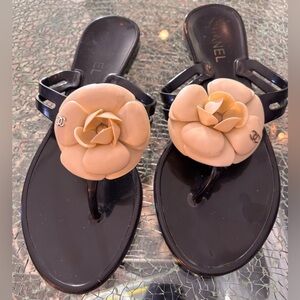Chanel jelly slide sandals classic Chic Black and Cream with Flower detail